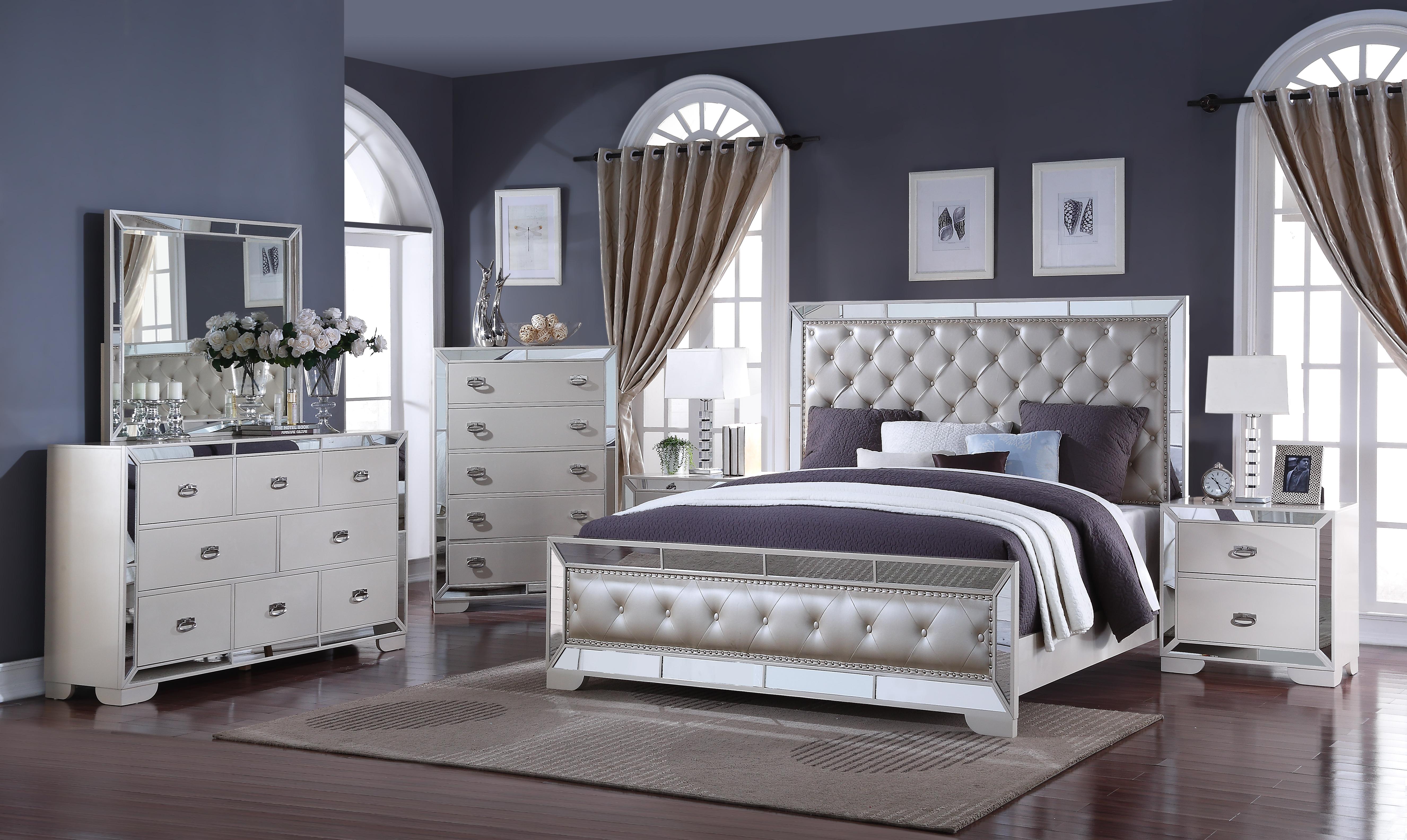 Gloria Contemporary Style Queen Bed in White finish Wood